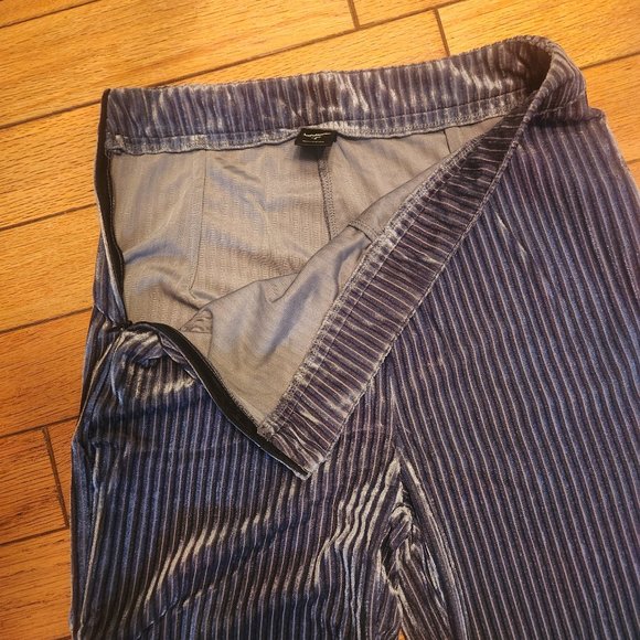 SLINKY, SEXY PANTS - Picture 3 of 4